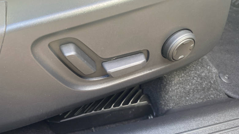 Volvo XC40 2.0 B4P Ultimate Dark 5dr Auto Petrol Estate